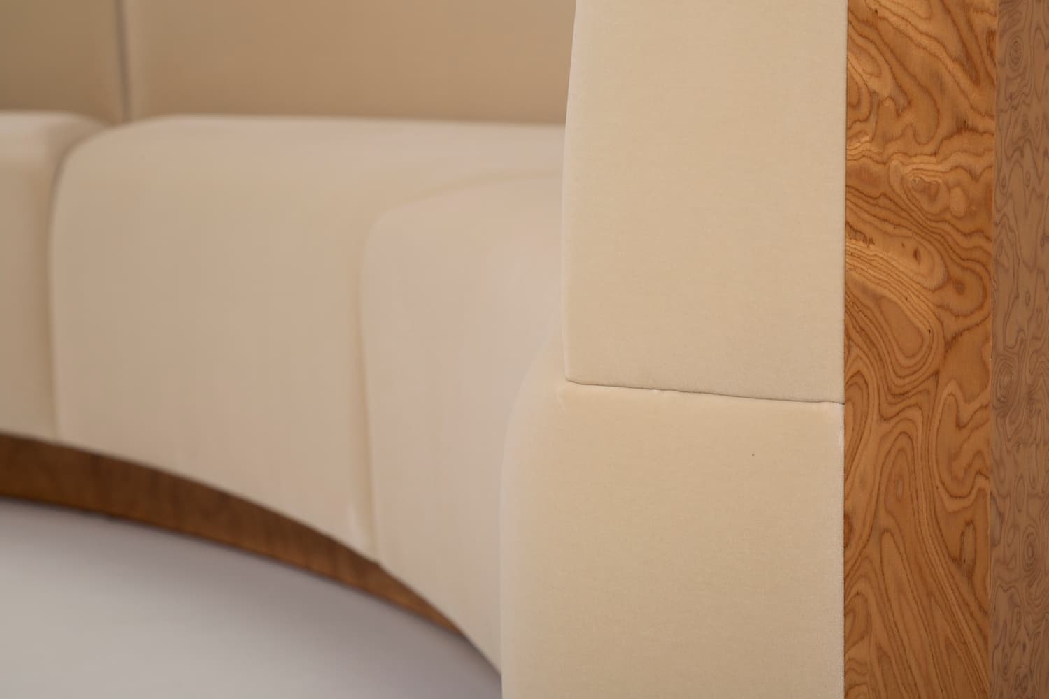 CROISSANT_SOFA_TOKYO_SOPHIEDRIES_LAVAL_02.jpg