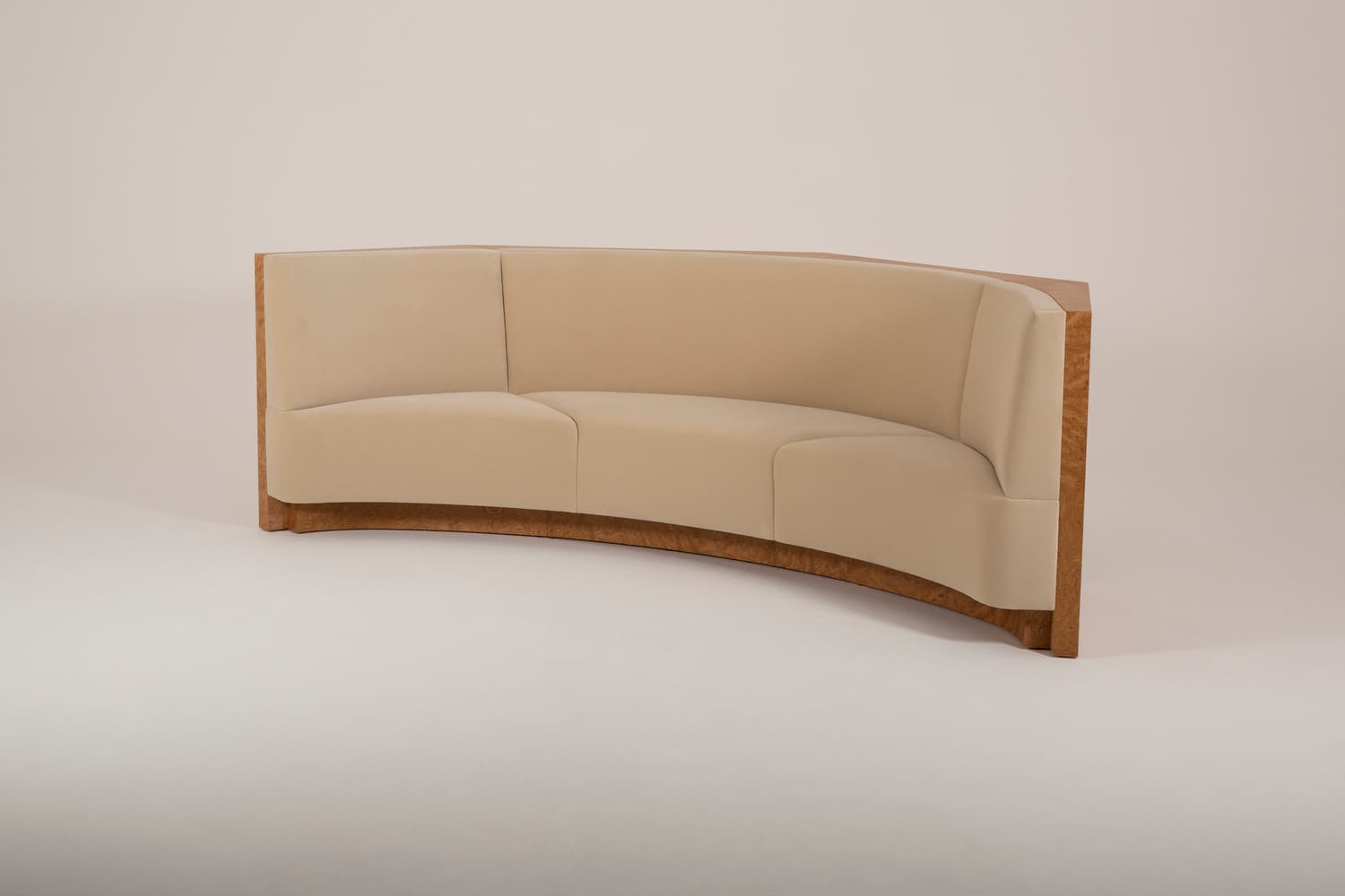 CROISSANT_SOFA_TOKYO_SOPHIEDRIES_LAVAL_04.jpg